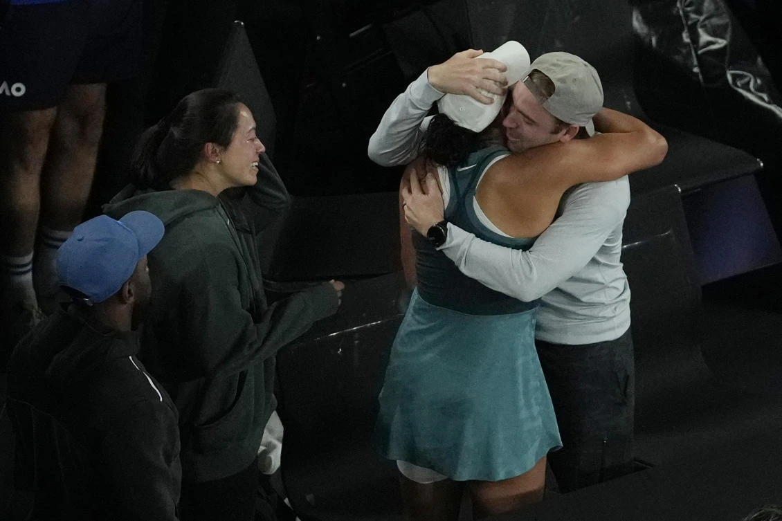 Madison Keys of the US, celebrates with her husband, Bjorn Fratangelo, after defeating Aryna Sabalenka of Belarus during the women’s singles final at the Australian Open tennis championship in Melbourne, Jan. 25, 2025. (AP)