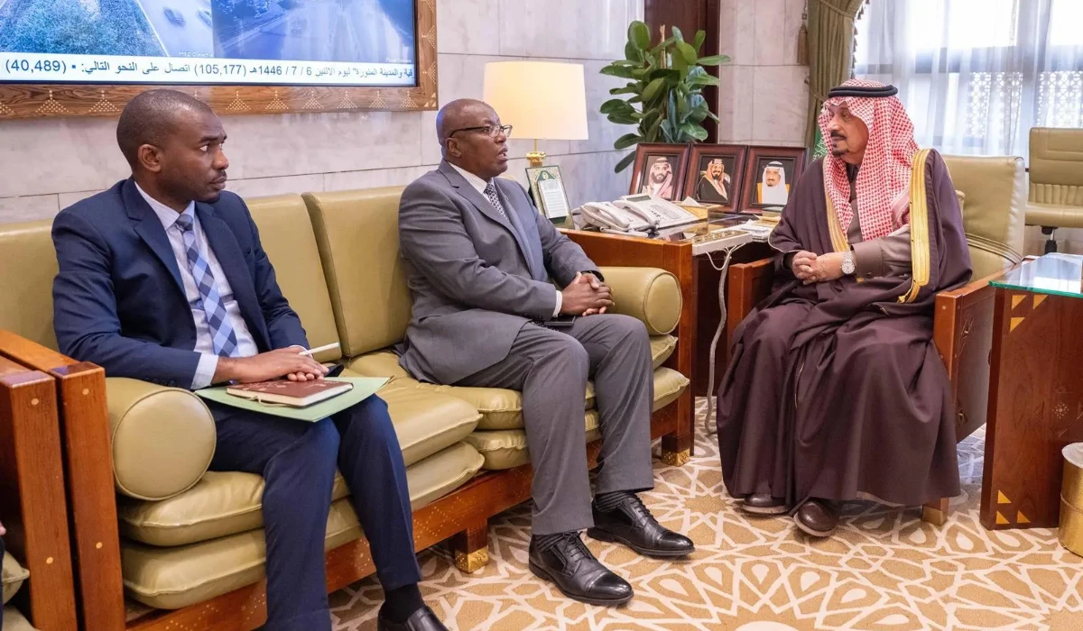 Prince Faisal bin Bandar (R) holds talks with Jonathan Wutawunashe in Riyadh. (Supplied)
