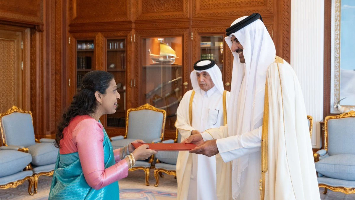 Sri Lanka’s ambassador to Qatar, Roshan Sithara Khan Azard, presents her letter of credence to Sheikh Tamim bin Hamad Al-Thani in Doha on Jan. 27, 2025. (Sri Lankan Embassy in Qatar)