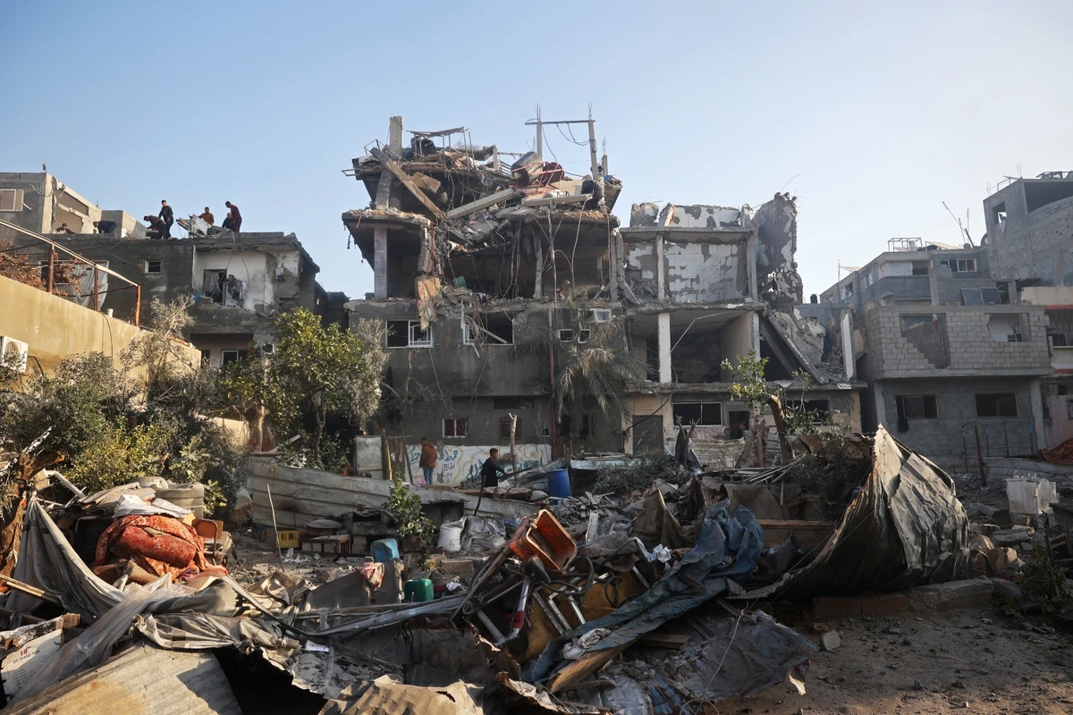 People search for their belongings amid the debris of destroyed buildings following an Israeli air strike. Jan. 06, 2025 (AFP)