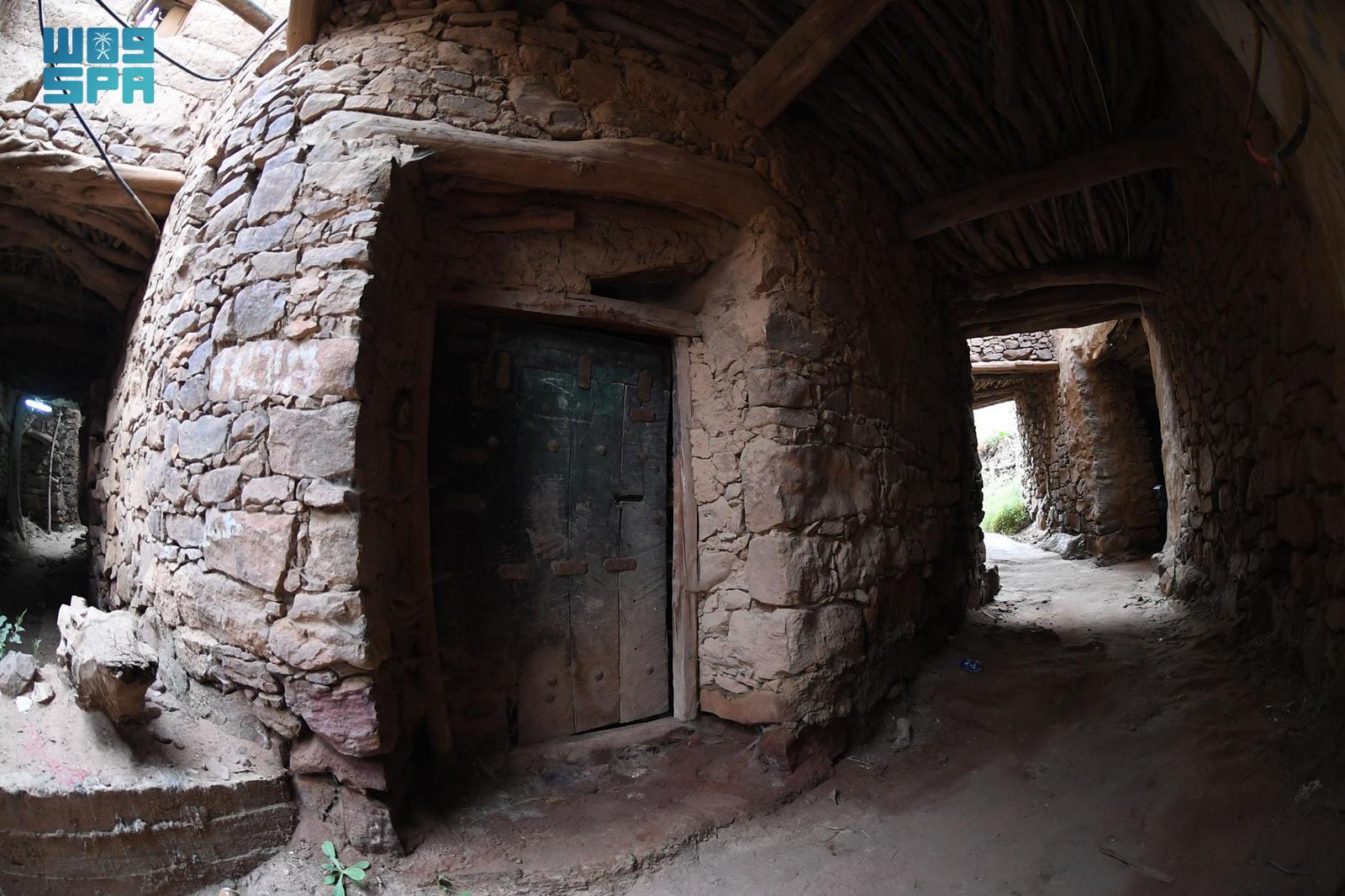 Project supervisor Ali Al-Ghathimi said that the village’s red sandstone mountain facilitated well digging. (SPA)