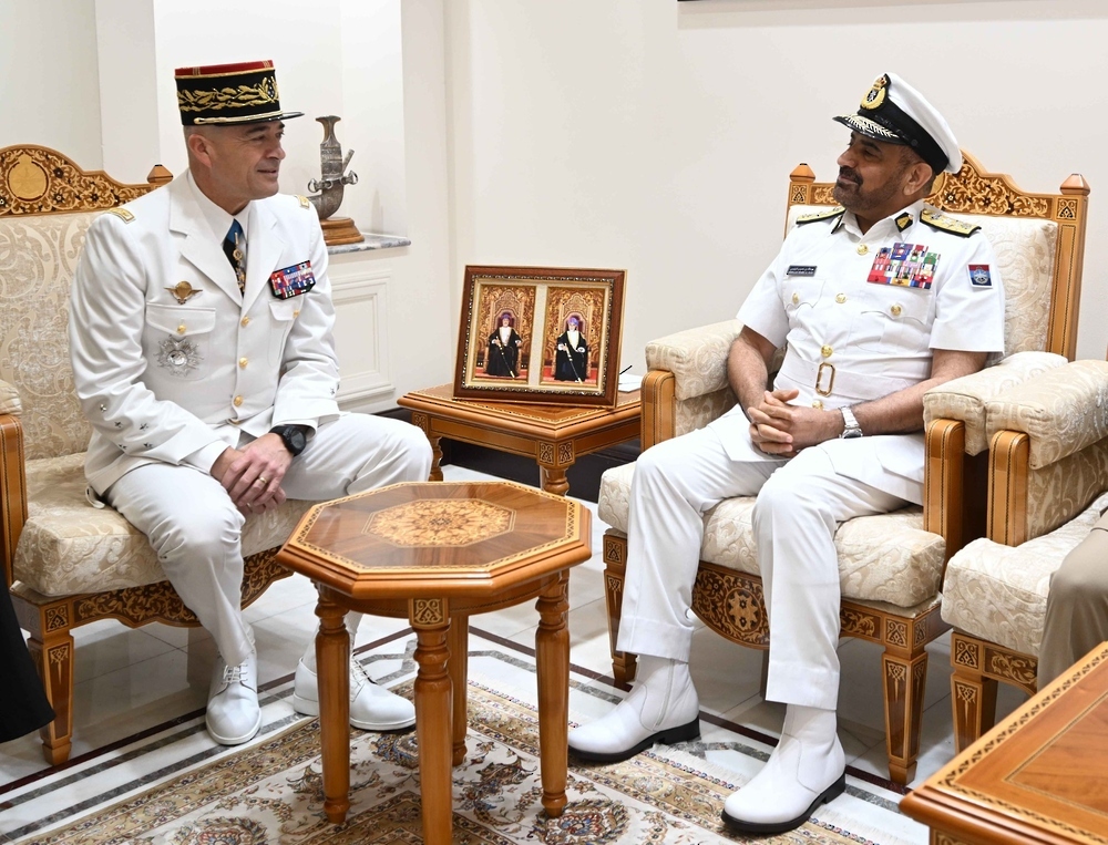 Vice-Admiral Abdullah Khamis Al-Raisi, the Omani Armed Forces’ chief of staff, and French Chief of Defence General Thierry Burkhard. (ONA)