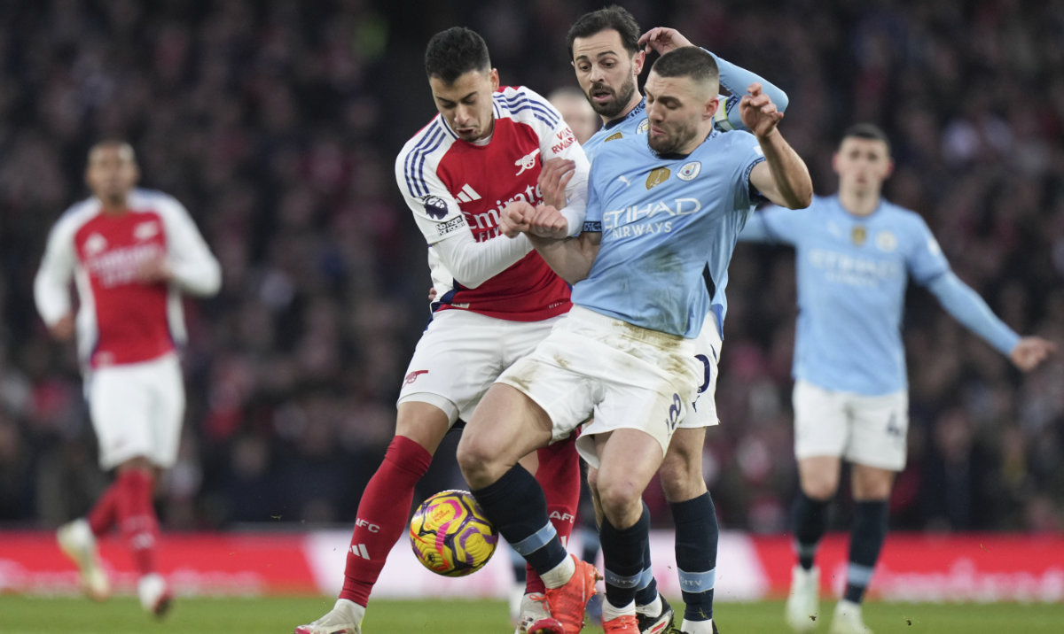 Manchester City's Mateo Kovacic, right, and Arsenal's Gabriel Martinelli fight for the ball during the English Premier League soccer match between Arsenal and Manchester City at the Emirates stadium in London, Sunday, Feb. 2, 2025. (AP)