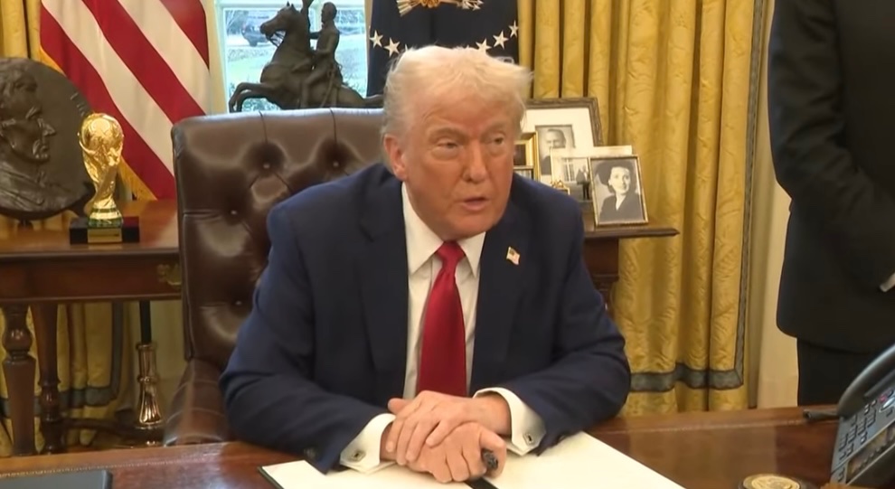 US President Donald Trump on Monday signed an executive order directing the relevant authorities to start developing a government-owned investment fund.