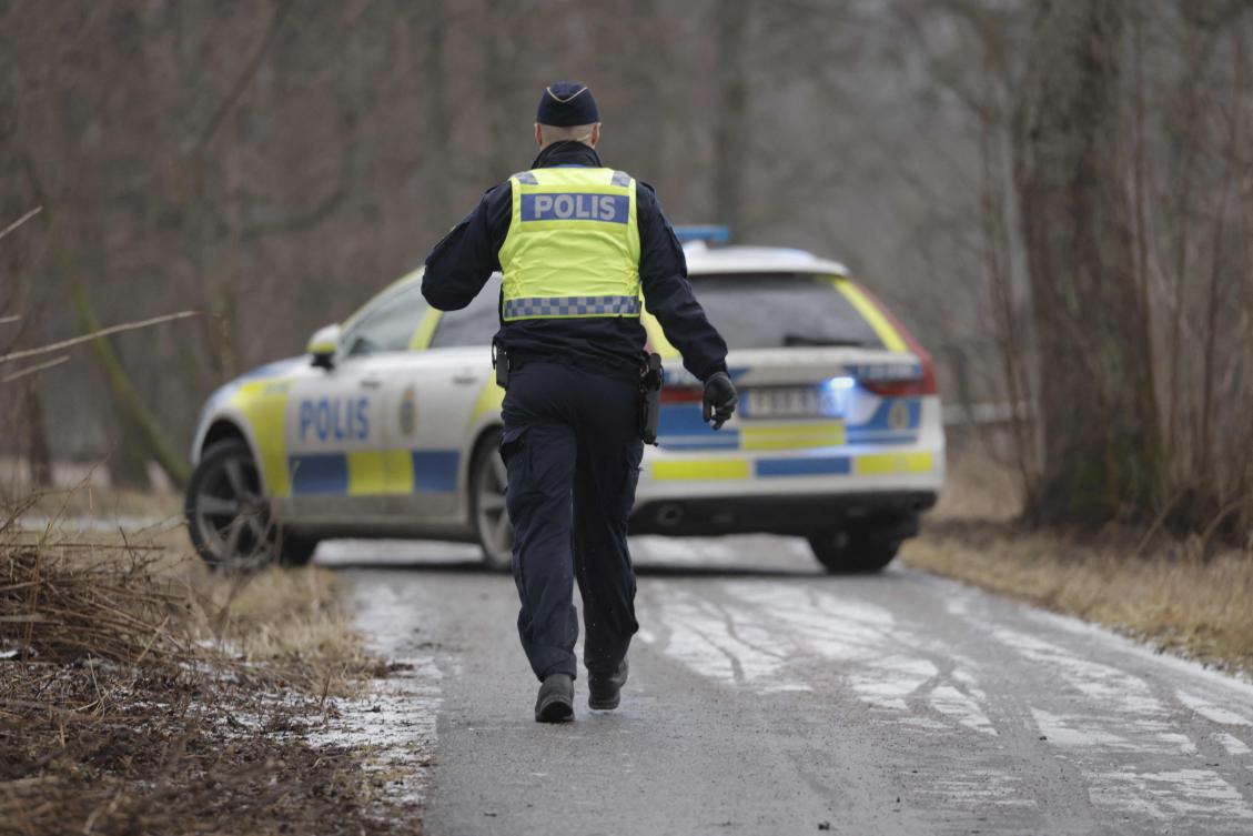 A police officers walks toward a police vehicle near the Risbergska School in Orebro, Sweden, on Feb. 4, 2025, following reports of a serious violent crime. (AFP)