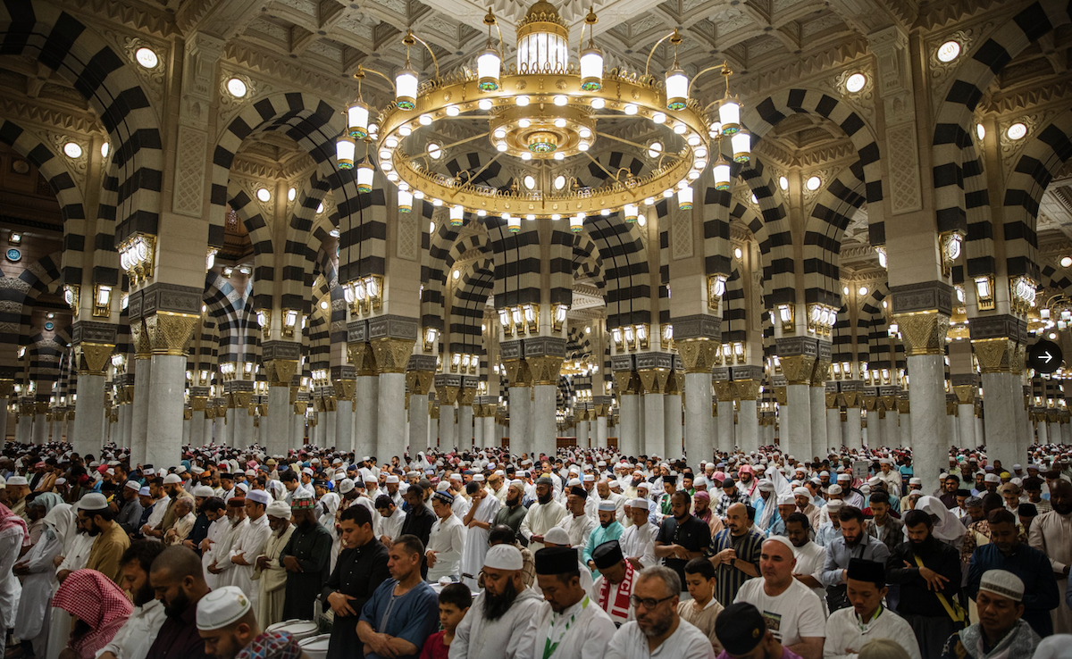 People pray at the Prophet’s Mosque in Madinah. (@wmngovsa)