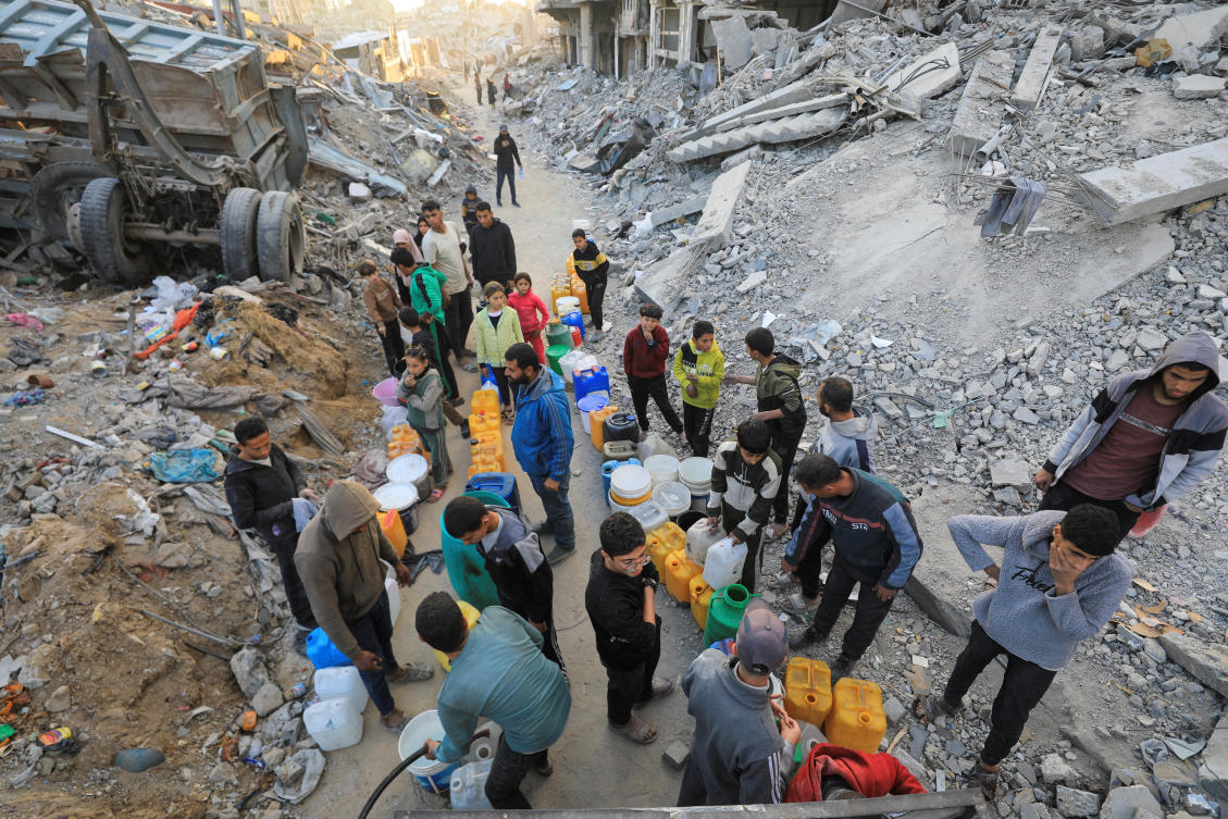 Palestinians fill up containers with water, amid a ceasefire between Israel and Hamas, in Jabalia refugee camp in the northern Gaza Strip February 4, 2025. (REUTERS)