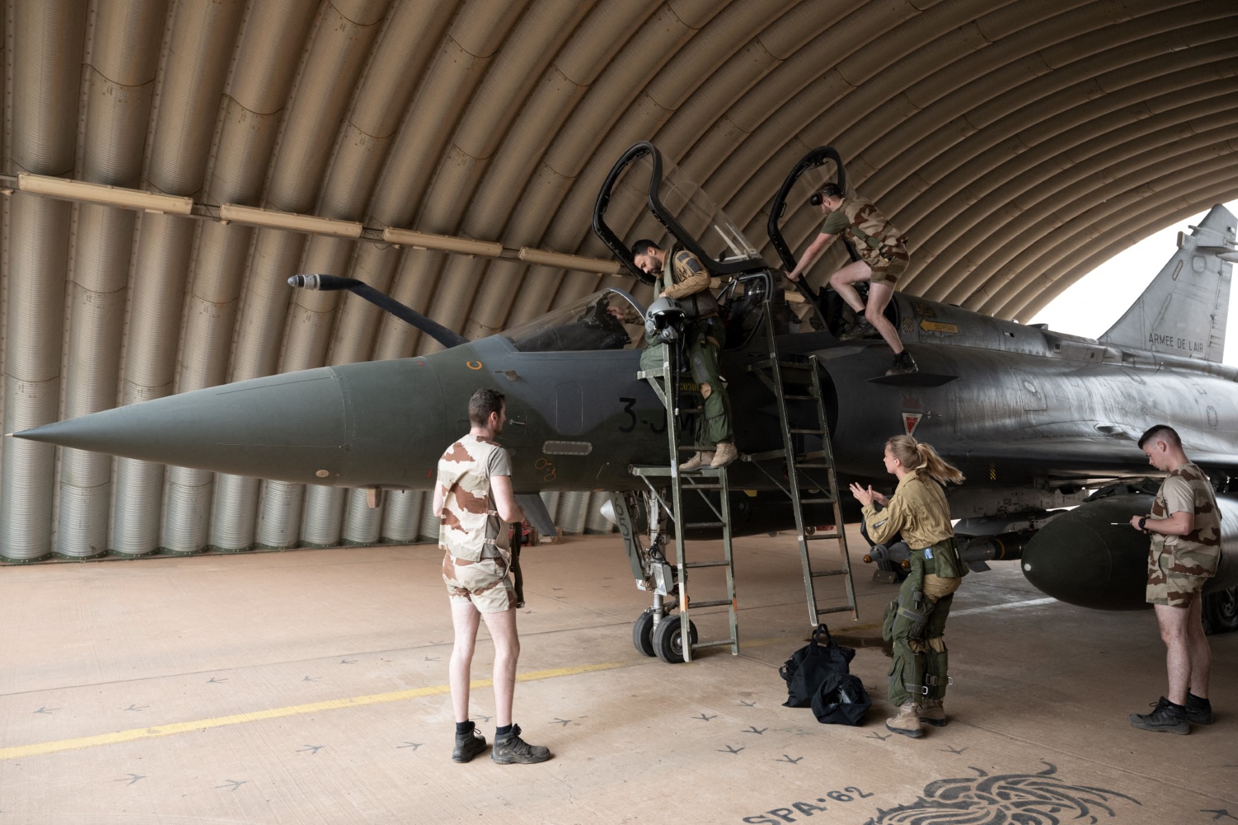 file photo Mirage 2000 jet fighter with the mechanics before a mission, at the French BAP air base in Niamey (AFP)