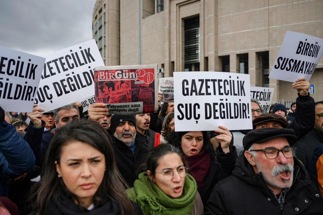 Demonstrators hold posters reading " Birgun will not be silent" and "Journalism is not a crime" during a protest in front of the Istanbul Justice Palace in Istanbul, Feb. 9, 2025. (AFP)
