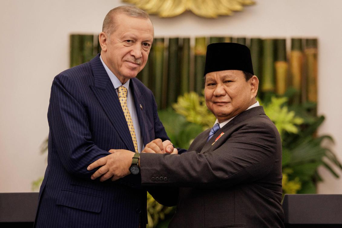 Turkey's President Recep Tayyip Erdogan (L) and Indonesia's President Prabowo Subianto shake hands at the end of a press conference after their bilateral meeting and signing of cooperation agreements at the presidential palace in Bogor, West Java on February 12, 2025. (AFP)