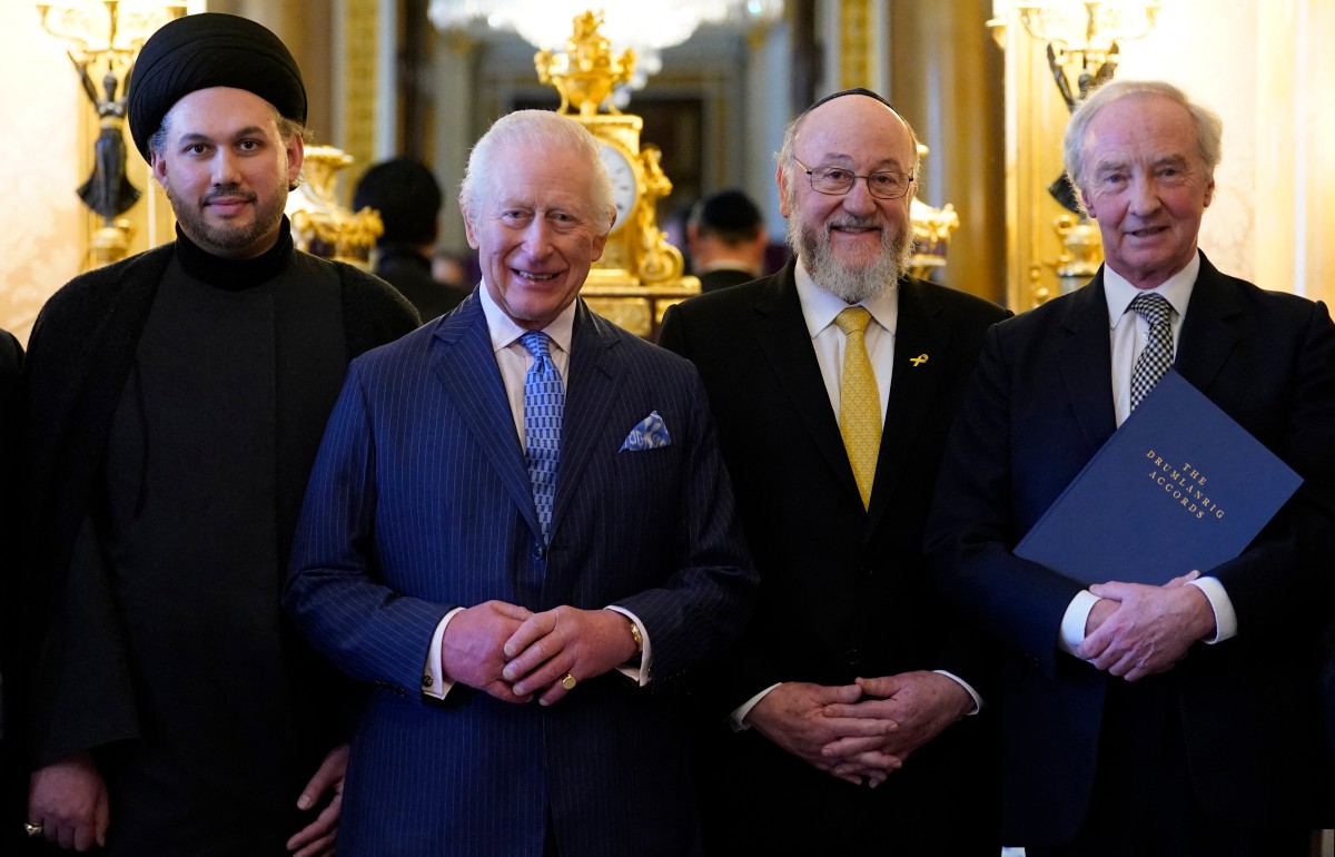 Britain's King Charles III (2nd L) poses for pictured with Chief Imam Dr Sayed Razawi (L), Chief Rabbi Sir Ephraim Mirvis (2nd R) and Richard Scott, 10th Duke of Buccleuch (R) at Buckingham Palace, in London, on February 11, 2025 after the signing of the Muslim-Jewish Reconciliation Accords. (AFP)