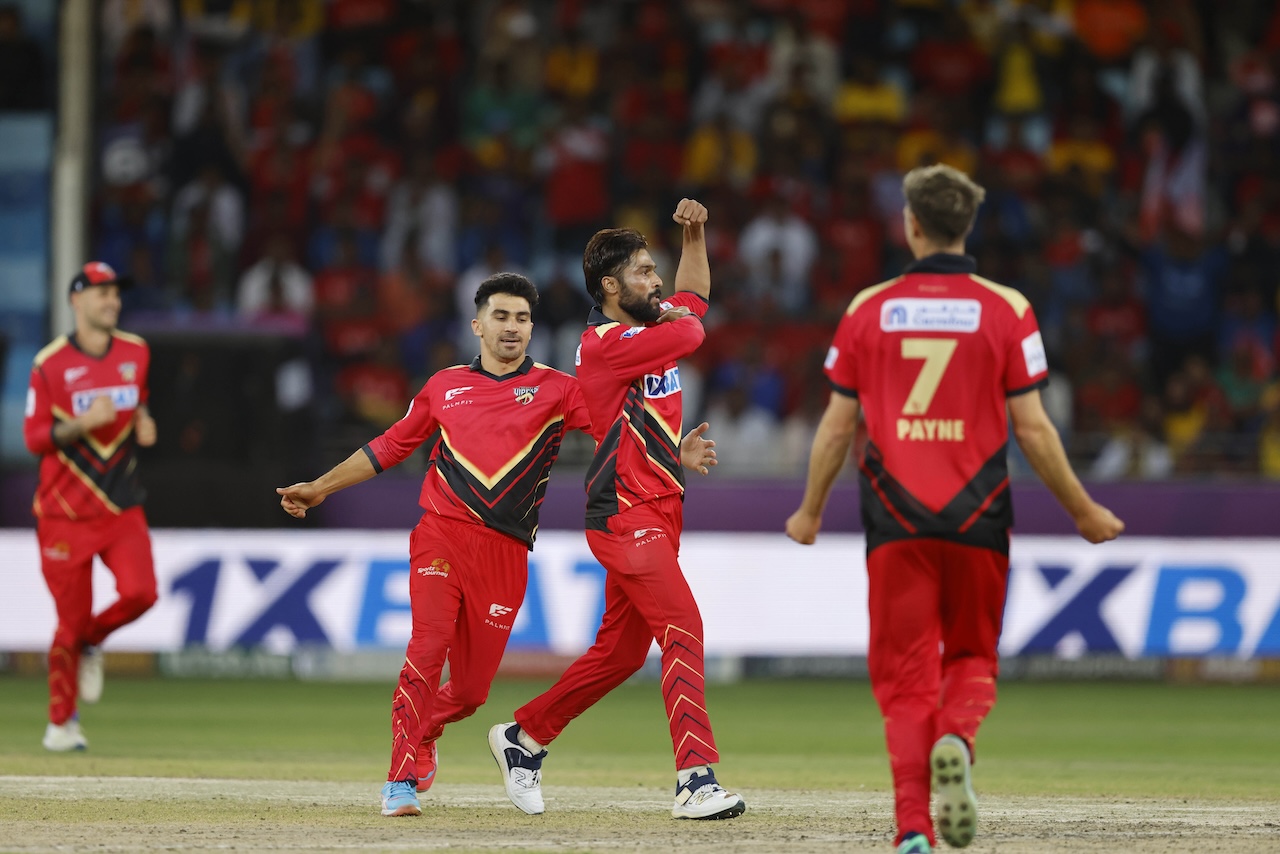 Muhammad Amir of Desert Vipers celebrates the wicket of Gulbadin Naib of Dubai Capitals during the final of the DP World ILT20 at Dubai International Stadium. (Deepak Malik/ILT20)