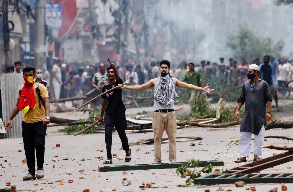 Protesters clash with Border Guard Bangladesh and the police outside the state-owned Bangladesh Television in Dhaka on Bangladesh, July 19, 2024. (Reuters)