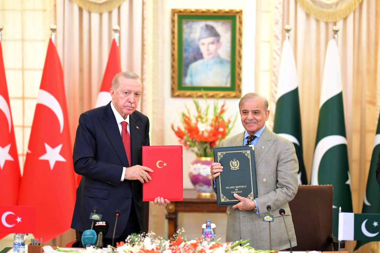 Turkish President Recep Tayyip Erdogan (L) and Pakistan’s Prime Minister Shehbaz Sharif during 7th meeting of Turkiye-Pakistan High Level Strategic Cooperation Council in Islamabad. (AFP)