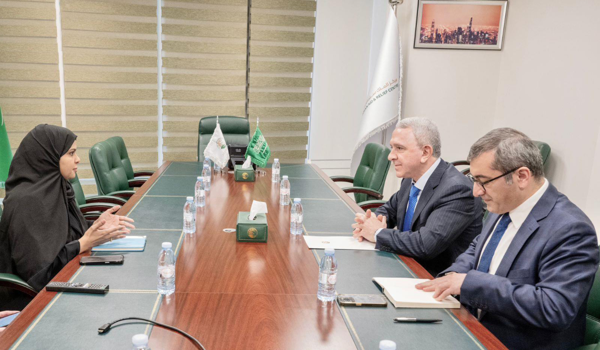 Dr. Hana Omar (L) meets with Azerbaijan’s ambassador Shahin bin Shaker Abdullayev in Riyadh. (Supplied)