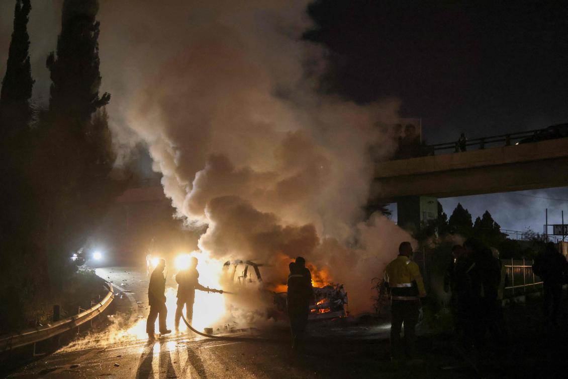 The outgoing deputy force commander of the UNIFIL was injured on Friday when a convoy taking peacekeepers to Beirut airport was “violently attacked,” UNIFIL said. (AFP)