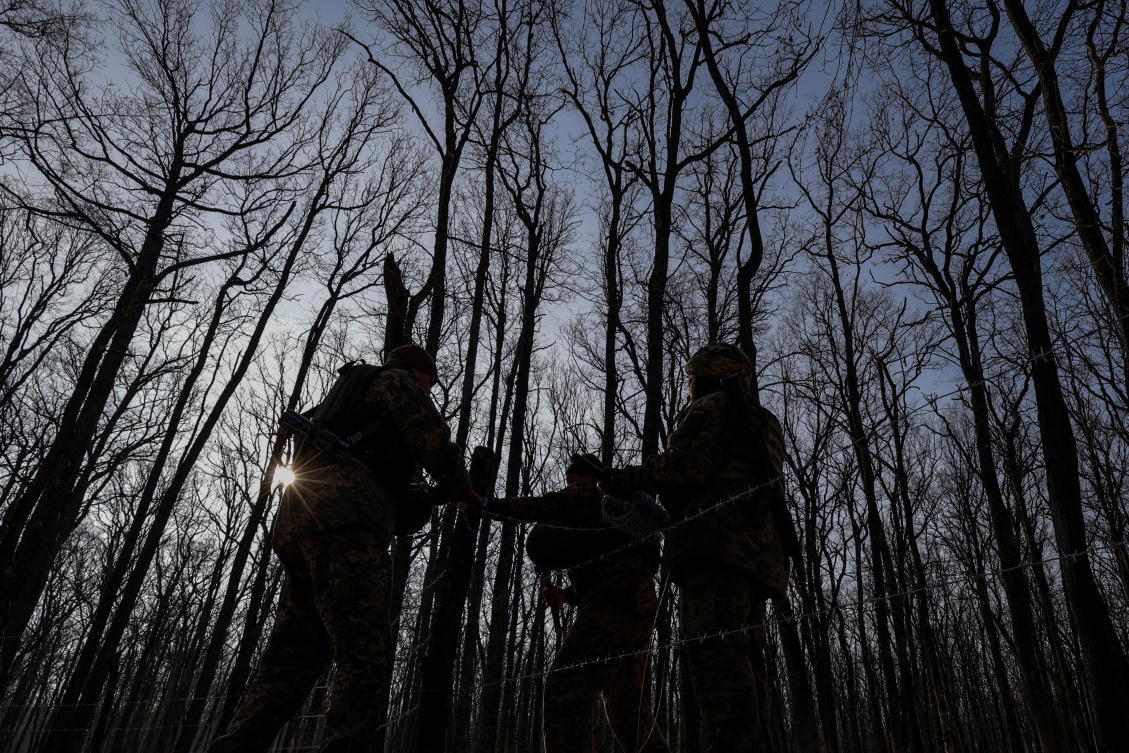 Ukrainian servicemen of the 211th Pontoon Bridge Brigade of the Armed Forces of Ukraine put up barbed wire as part of a system of new fortification, amid Russia's attack on Ukraine, in Kharkiv region, Ukraine February 14, 2025. (Reuters)