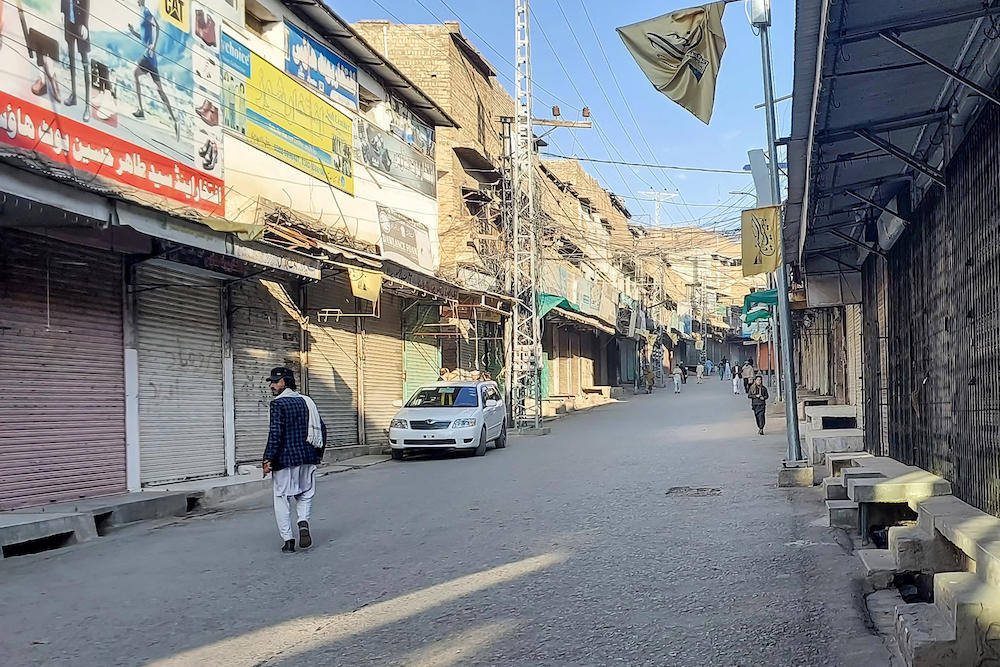 Men walk past a market closed by traders during a strike against sectarian attacks in Kurram district of Khyber Pakhtunkhwa province on Nov. 22, 2024. (AFP file photo)