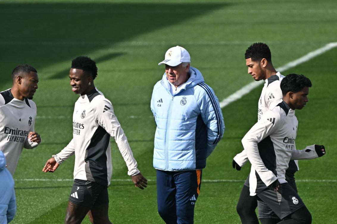 Real Madrid’s Italian coach Carlo Ancelotti leads a training sesssion on the eve of their UEFA Champions League match against Manchester City at Real Madrid Sports City in Valdebebas, on Feb. 18, 2025. (AFP)
