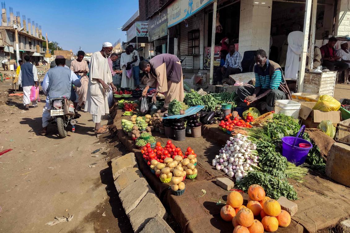 Street vendors sell their fruits and vegetables at a market in Wad Madani in Sudan’s Al-Jazira state on Feb. 20, 2025, after the regular army forces reclaimed the area from its rival RSF last month. (AFP)