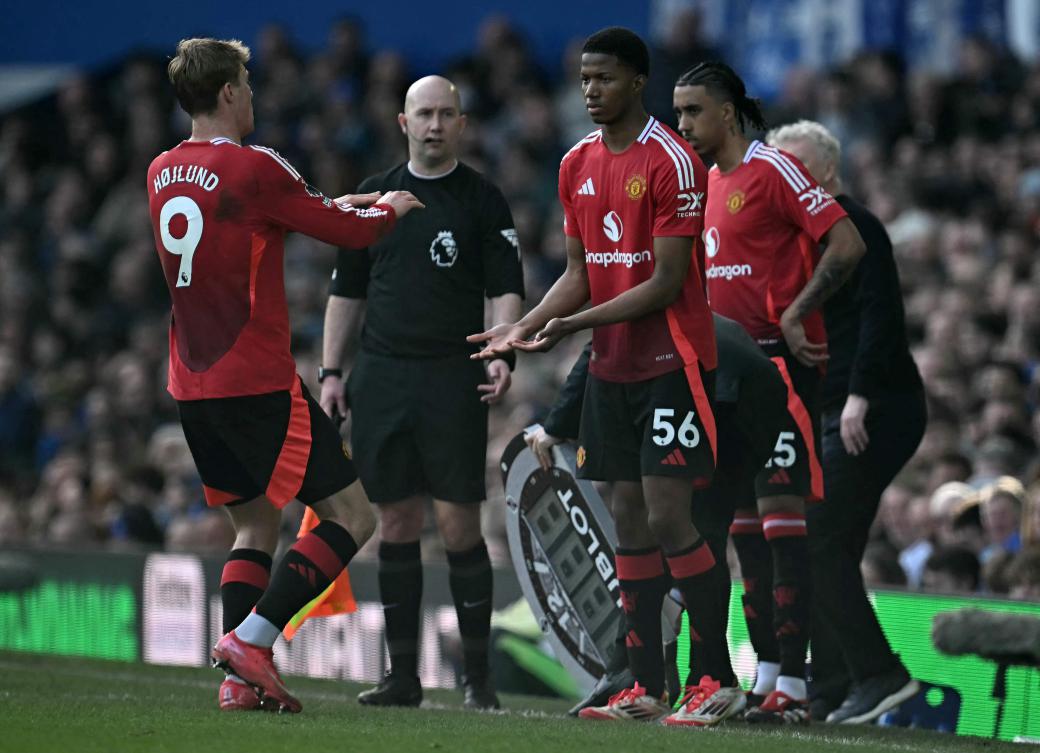 Manchester United’s Danish striker Rasmus Hojlund leaves the pitch after being substituted off, as Norwegian striker Chido Obi and French defender Leny Yoro are substituted on during the English Premier League match against Everton at Goodison Park in Liverpool, on Feb. 22, 2025. (AFP)