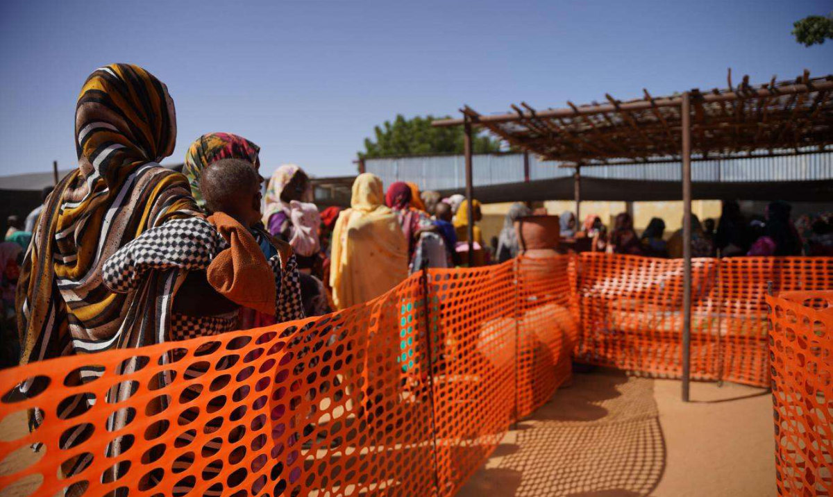 Patients line up outside MSF's clinic in Zamzam camp. (Doctors Without Borders/Médecins Sans Frontières)