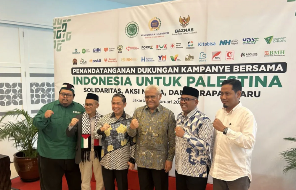 Indonesian Deputy Foreign Minister Anis Matta, third from left, poses for a photo with representatives of Indonesian NGOs in Jakarta on Feb. 26, 2025. (Antara)
