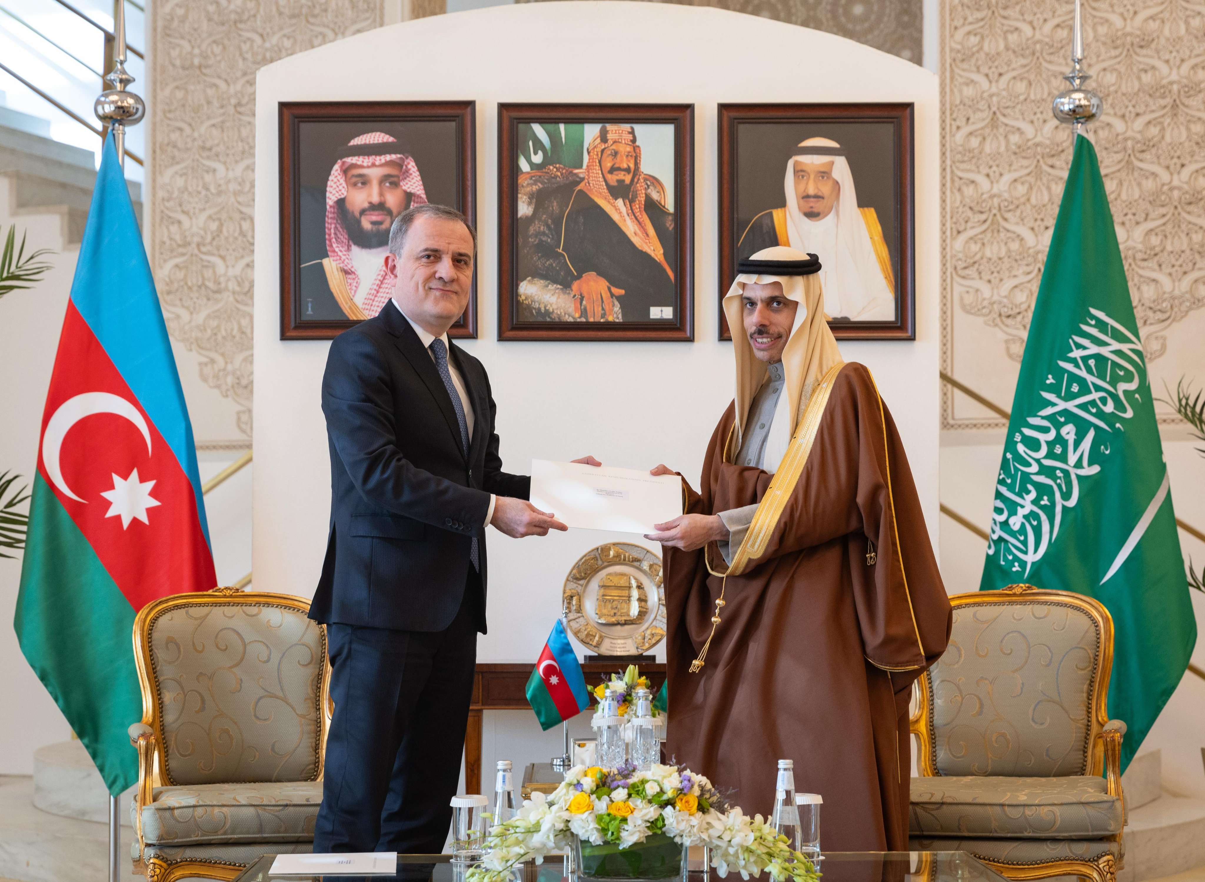 Saudi Foreign Minister Prince Faisal bin Farhan receives the message from his Azerbaijani counterpart Jeyhun Bayramov in Riyadh. (SPA)
