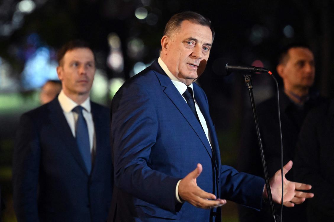 Bosnian Serb leader Milorad Dodik (C) delivers a speech flanked by Serbia’s President, in Banja Luka, northern Bosnia and Herzegovina, on Feb. 26, 2025, following Milorad Dodik’s one year prison sentence. (AFP)