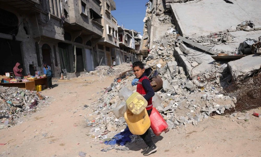A Palestinian boy walks to a potable water collection point in Jabalia, northern Gaza Strip, Feb. 17, 2025. (AFP)