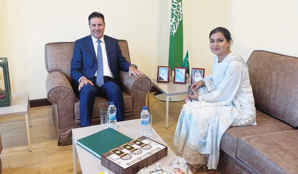 Fayez bin Meshal Al-Temyat (L) holds talks with Rubna Daureeawo in Port Louis. (Supplied)