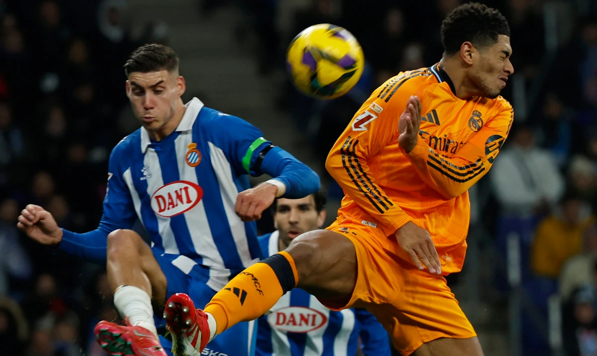 Espanyol's Roberto Fernandez, left, challenges for the ball with Real Madrid's Jude Bellingham during a Spanish La Liga soccer match between Espanyol and Real Madrid at the Lluis Companys Olympic Stadium in Barcelona, Spain, Saturday Feb.1, 2025. (AP)