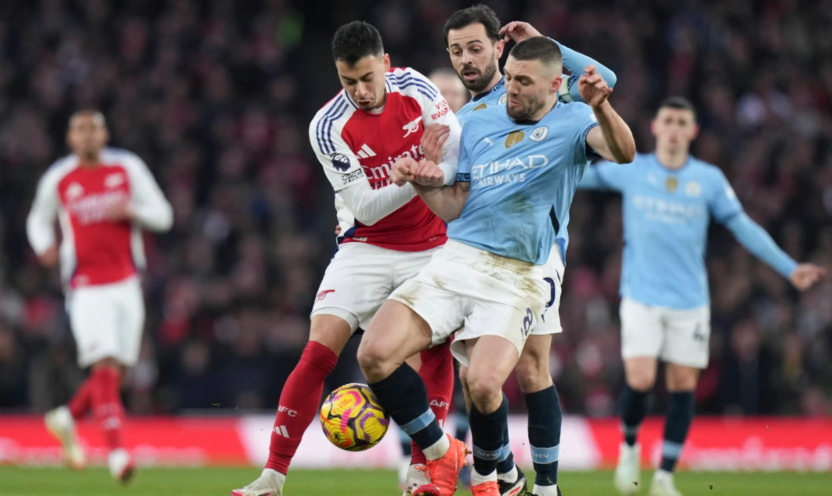 Manchester City's Mateo Kovacic, right, and Arsenal's Gabriel Martinelli fight for the ball during the English Premier League soccer match between Arsenal and Manchester City at the Emirates stadium in London, Sunday, Feb. 2, 2025. (AP)