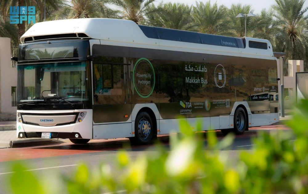 The hydrogen bus trial is integrated into the Makkah Bus Project, with an operational plan ensuring security and safety. (SPA)