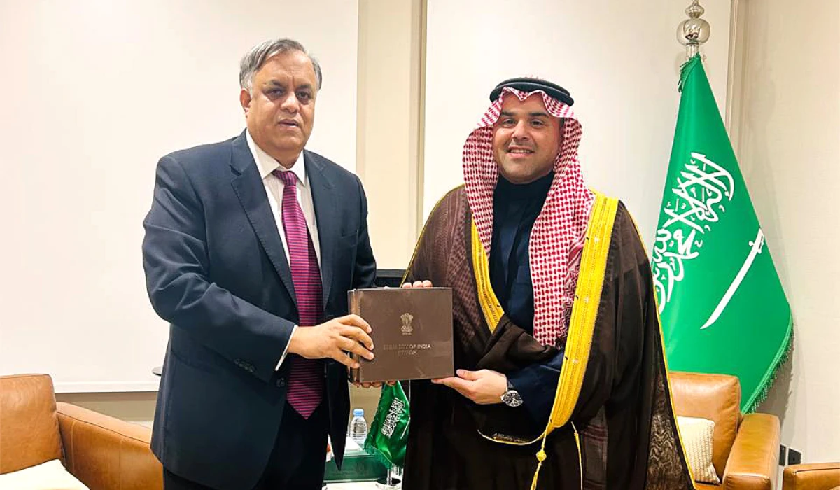 Dr. Suhel Ajaz Khan (L) receives Khalid Bawazier in Riyadh. (Supplied)