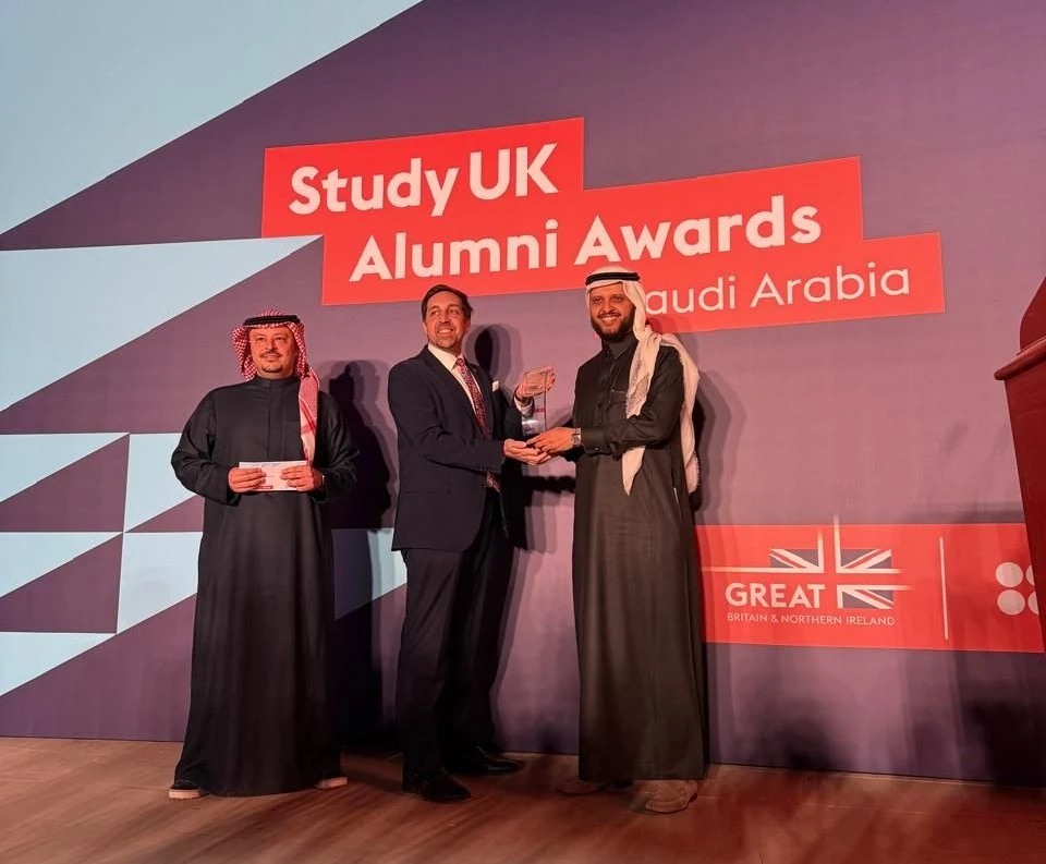 Faisal Alzahrani, professor at King Abdulaziz University, receives the Culture and Creativity Award at the Study UK Alumni Awards ceremony in Riyadh on Tuesday. (Supplied)