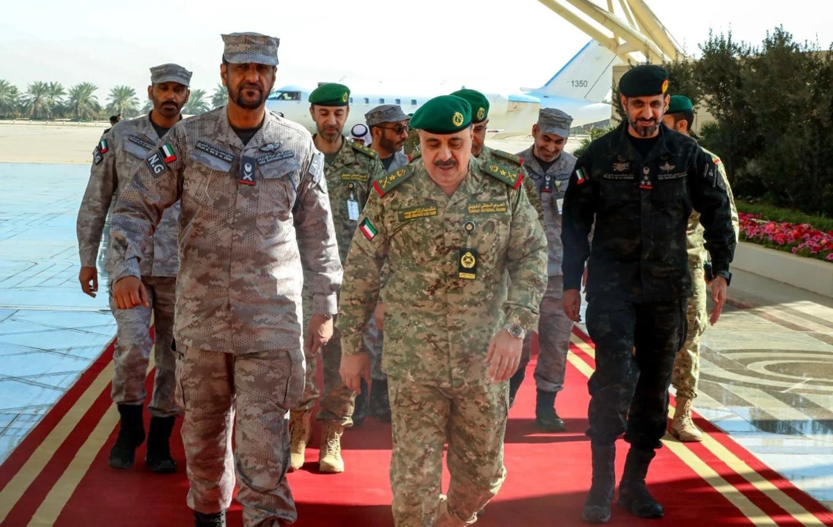 Lt. Gen. Eng. Hashem Al-Rifai, undersecretary of the Kuwaiti National Guard, receiving Maj. Gen. Saleh Al-Ameri, commander of the UAE National Guard. (KUNA)