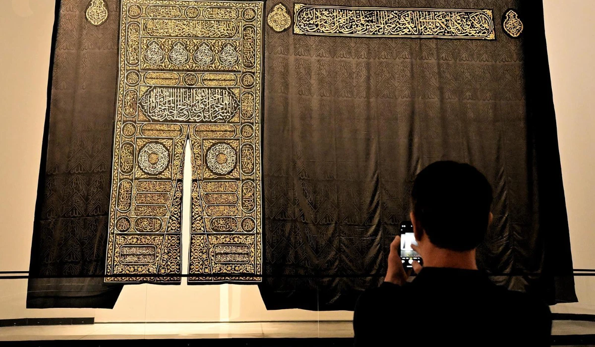 The biennale offers an immersive journey in the making of the Kiswa, including the selection of the finest silk, hand-weaving, as well as the gold and silver embroidery. (SPA)