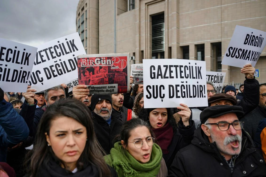 Demonstrators hold posters reading " Birgun will not be silent" and "Journalism is not a crime" during a protest in front of the Istanbul Justice Palace in Istanbul, Feb. 9, 2025. (AFP)
