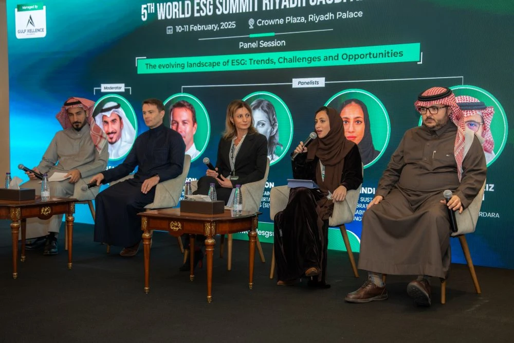 Yara Sindi takes part in a panel discussion during the World ESG Summit in Riyadh. (AN Photo/Huda Bashatah)