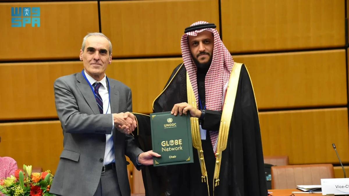 Alejandro Luzón Cánovas of Spain (left) handing over the chair of the GlobE Network Steering Committee to Nasser Abaalkhail, deputy for international collaboration of Saudi Arabia's Oversight and Anti-Corruption Authority. (SPA)
