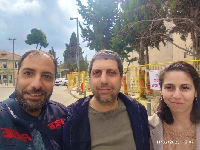 Mahmoud Muna (center) with his wife and cousin after his release from Israeli detention in Jerusalem, Feb. 11, 2025 (Screengrab)