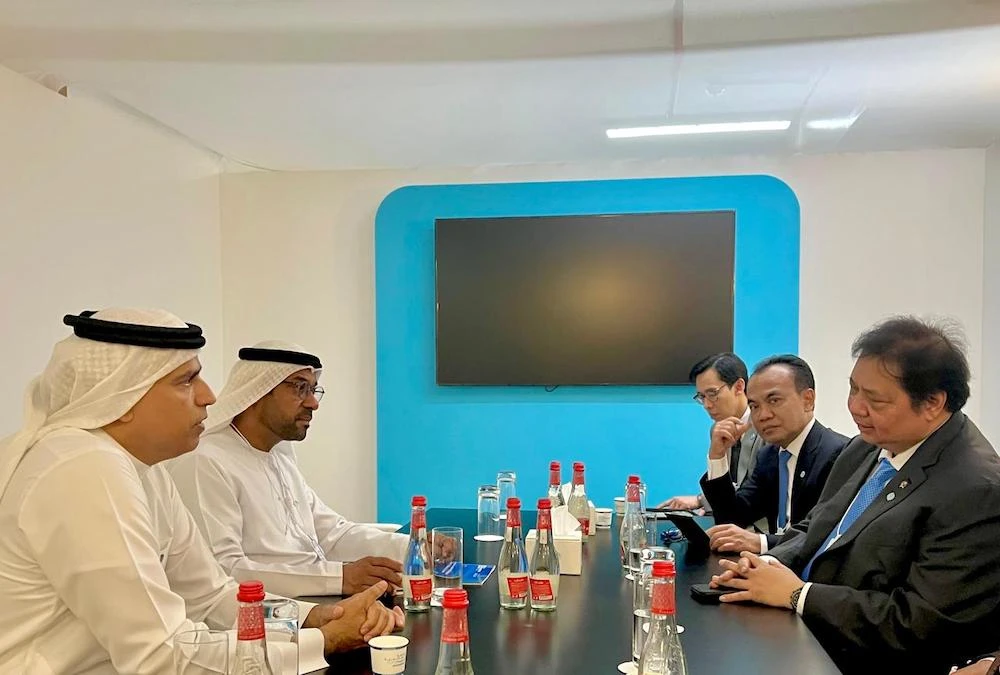 Coordinating Minister for Economy Affairs Airlangga Hartarto, right, talks in a meeting with the CEO of Emirate Global Aluminium Abdulnasser Ibrahim Saif bin Kalban on the sidelines of World Governments Summit in Dubai on Feb. 12, 2025. (Coordinating Ministry for Economic Affairs)
