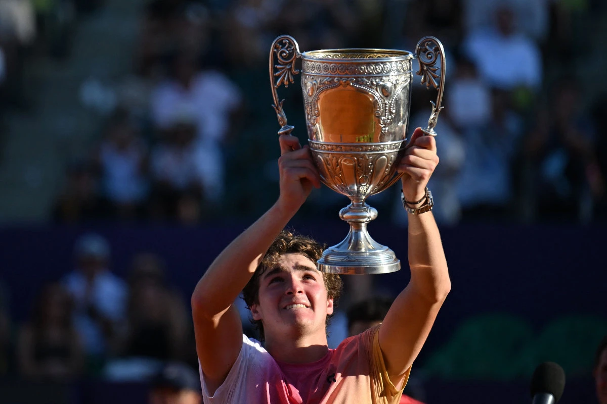 Brazil’s Joao Fonseca celebrates with the trophy after defeating Argentina’s Francisco Cerundulo in the ATP 250 Argentina Open final in Buenos Aires on Sunday. (AFP)