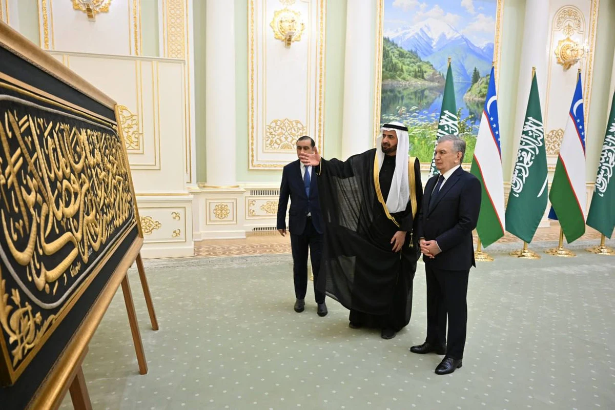 Minister of Hajj and Umrah Tawfiq Al-Rabiah gestures toward the piece of the Kaaba’s Kiswa while talking to President Shavkat Mirziyoyev in Tashkent. (SPA)