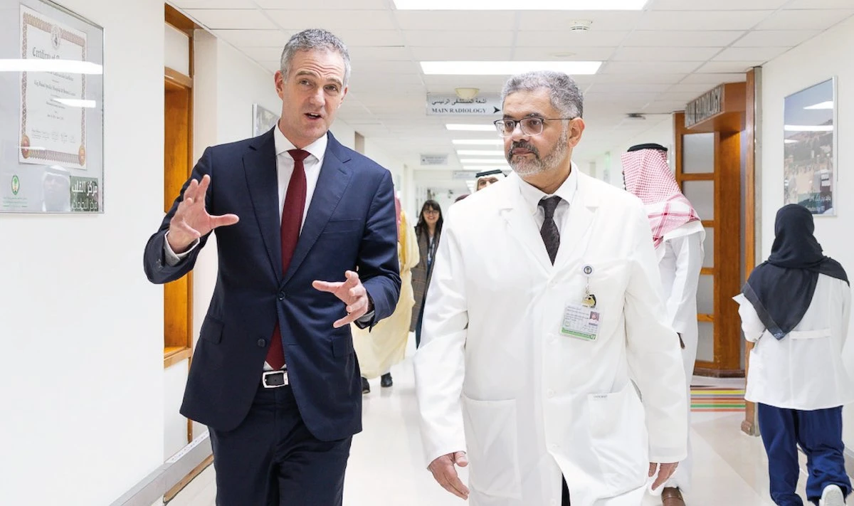 Peter Kyle, the UK’s Secretary of State for Science, Innovation, and Technology visiting the King Faisal Specialist Hospital & Research Center during his trip to Saudi Arabia. (@KFSHRC X account)