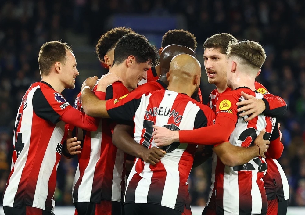 Brentford celebrate after scoring. (Action Images via Reuters)