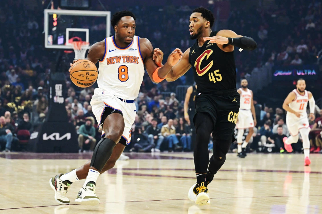 New York Knicks forward OG Anunoby drives to the basket against Cleveland Cavaliers guard Donovan Mitchell during the first half of their NBA game at Rocket Arena. (Imagn Images)