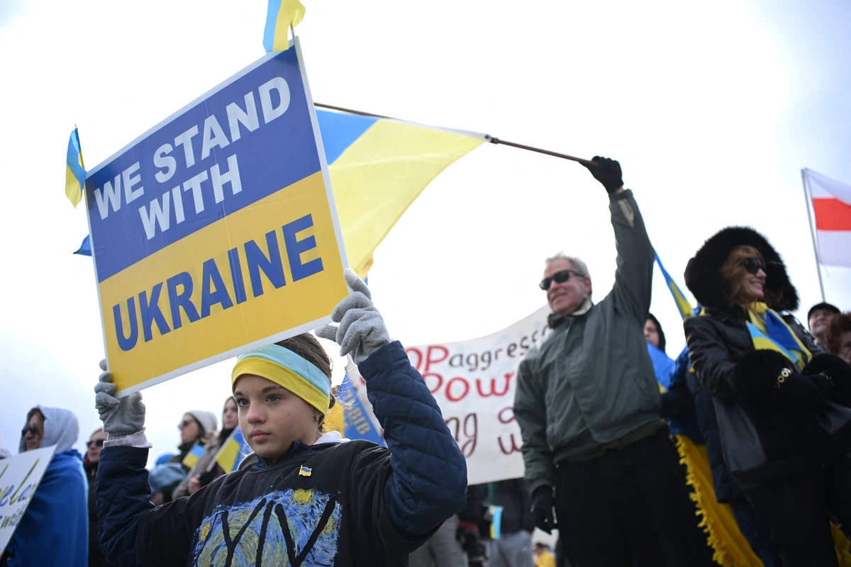 People demonstrate in support of Ukraine ahead of the third anniversary of the war with Russia, at the Lincoln Memorial in Washington, DC, Feb. 22, 2025. (AFP)