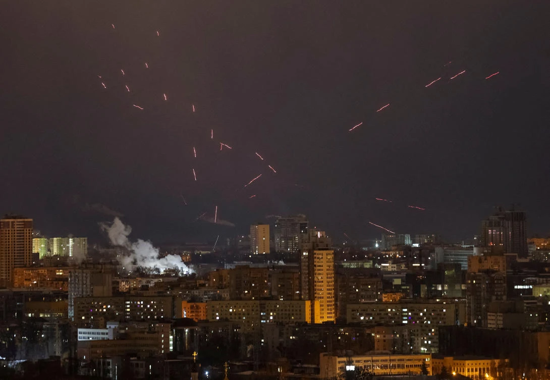 Tracers are seen in the night sky as Ukrainian servicemen fire at the drone during a Russian drone strike, amid Russia's attack on Ukraine, in Kyiv, Ukraine February 21, 2025. (Reuters/File Photo)
